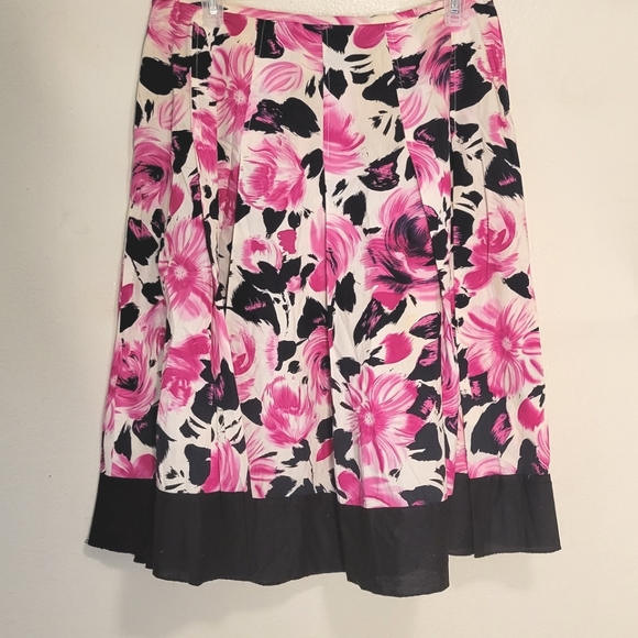 JKLA CALIFORNIA Dresses & Skirts - ✨️4/$35✨️SALE JKLA CALIFORNIA pleated floral skirt. S